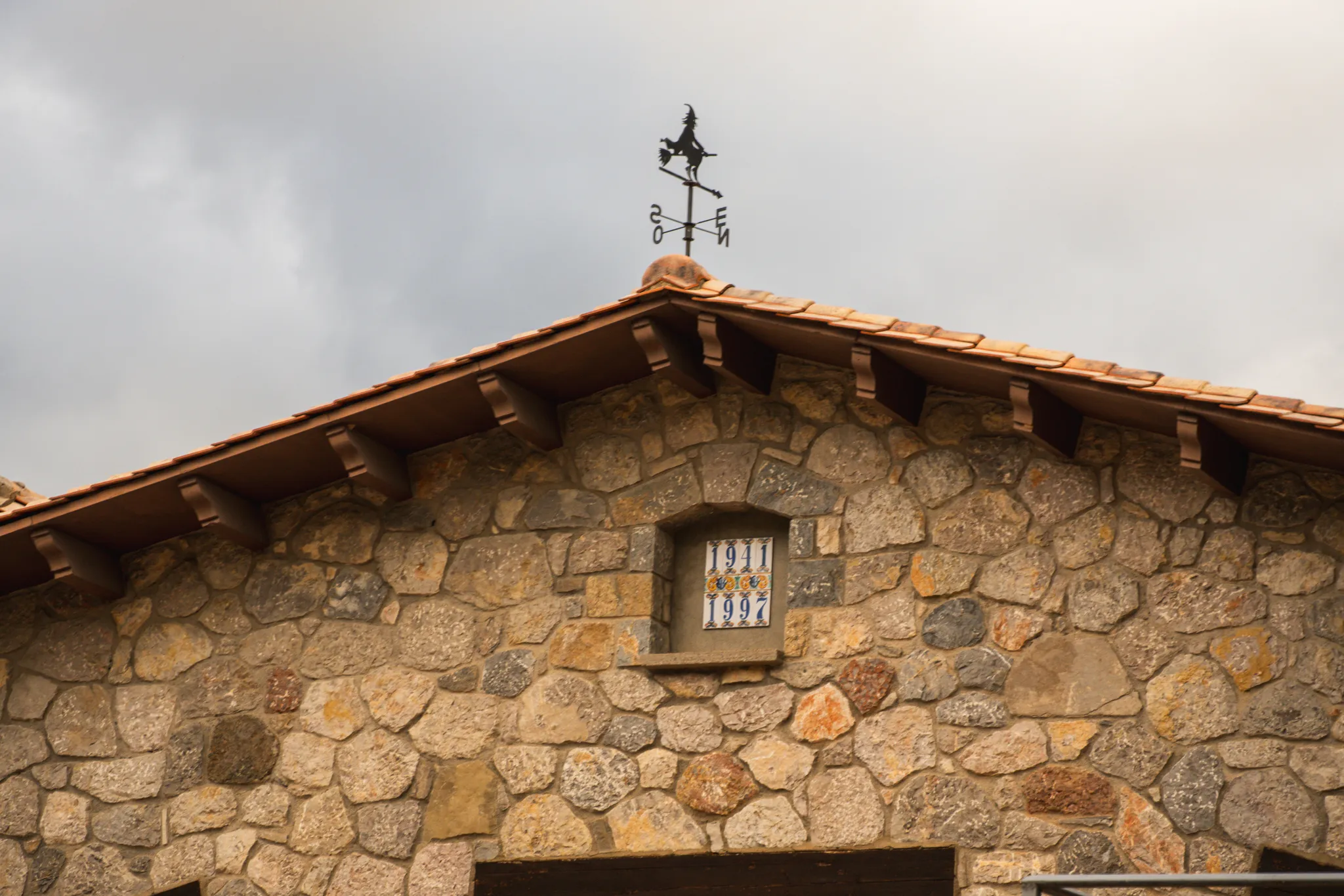 Casa de pedra tradicional envoltada de muntanyes verdes