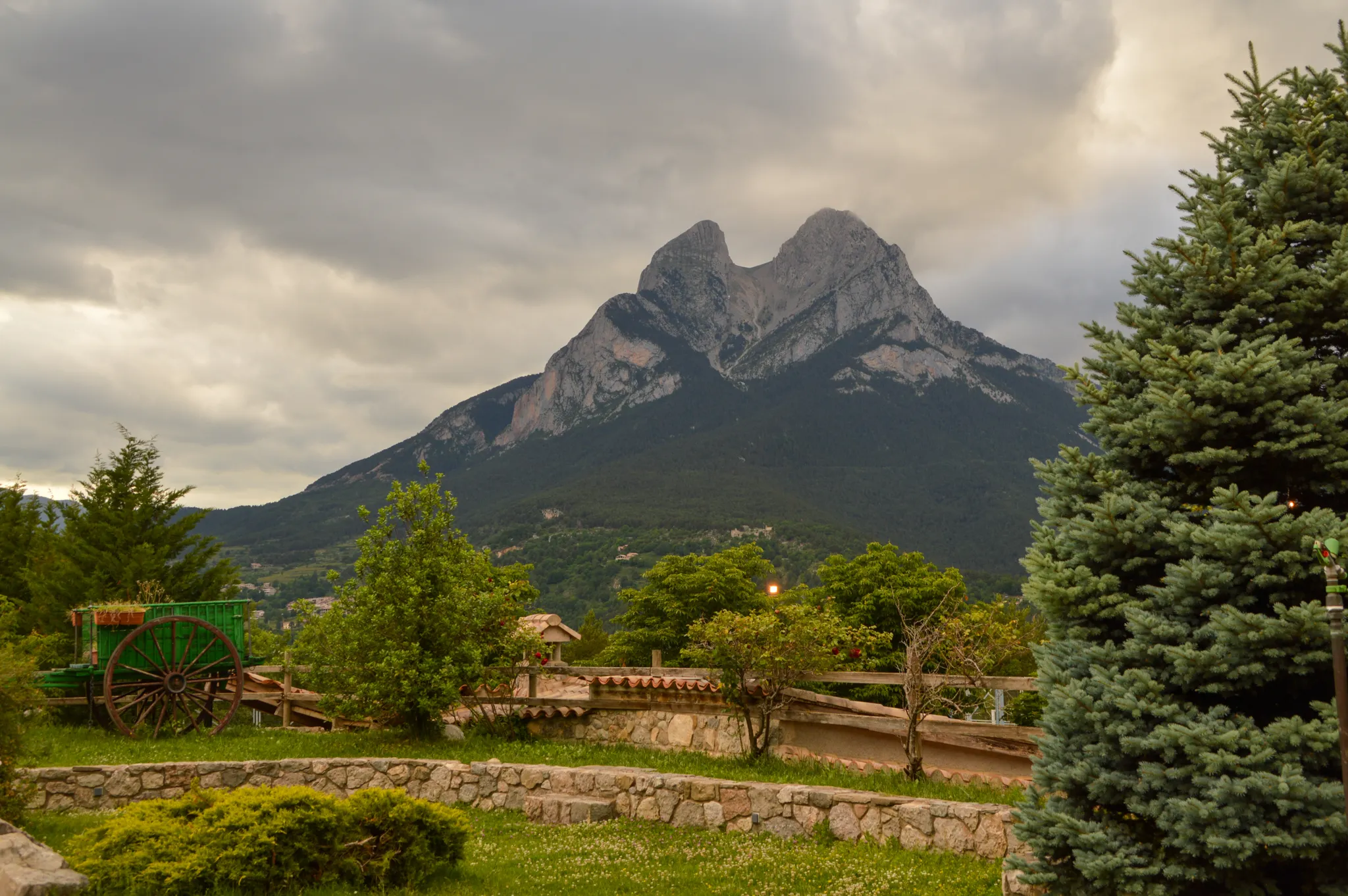 Casa rural envoltada de vegetació en un dia assolellat