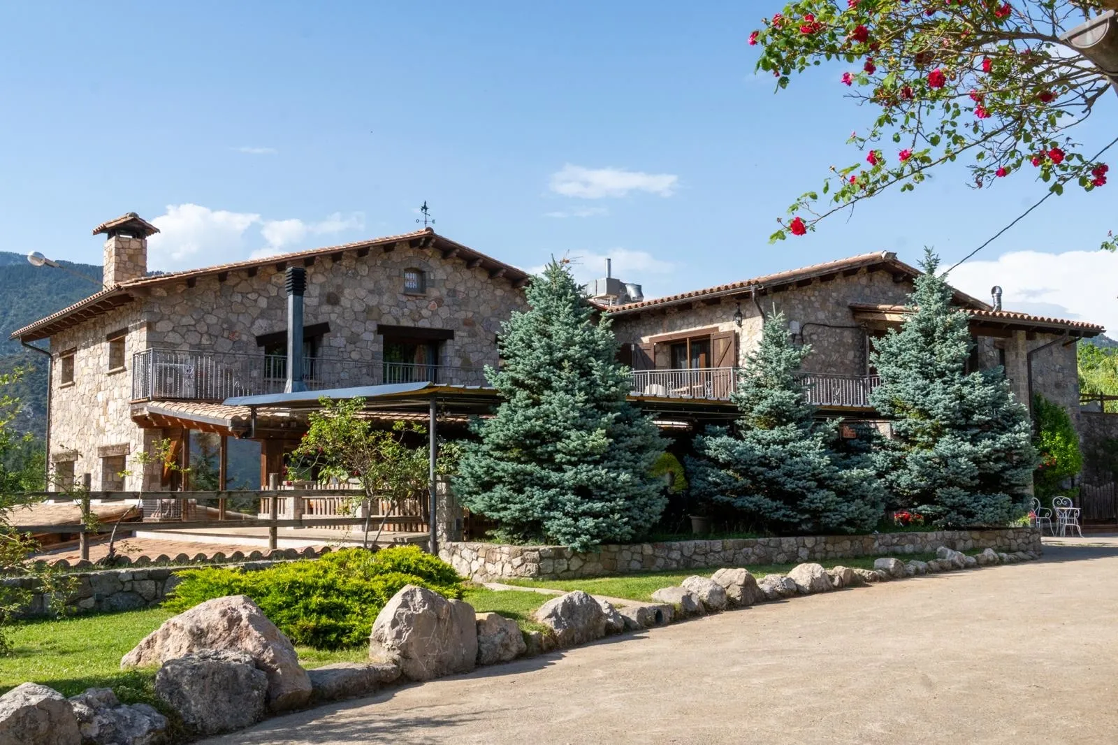 La masia de pedra i els seus jardins, vista de conjunt